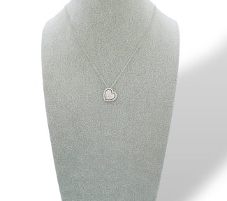 La Collana Cuore di Diamanti in Oro 750, un capolavoro di alta gioielleria, perfetto per un regalo prezioso. Scopri i nostri gioielli diamanti. (Vista 2)