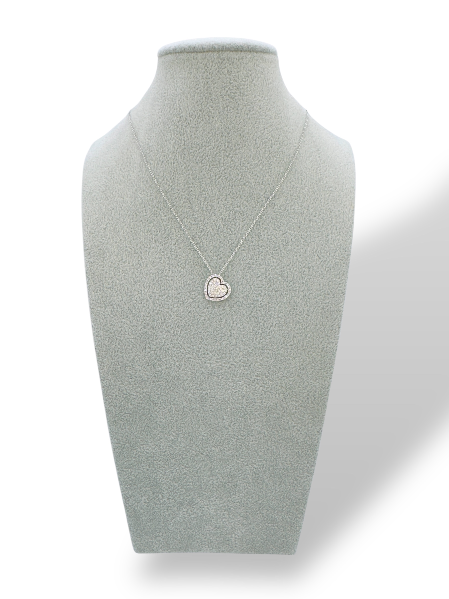 La Collana Cuore di Diamanti in Oro 750, un capolavoro di alta gioielleria, perfetto per un regalo prezioso. Scopri i nostri gioielli diamanti. (Vista 2)