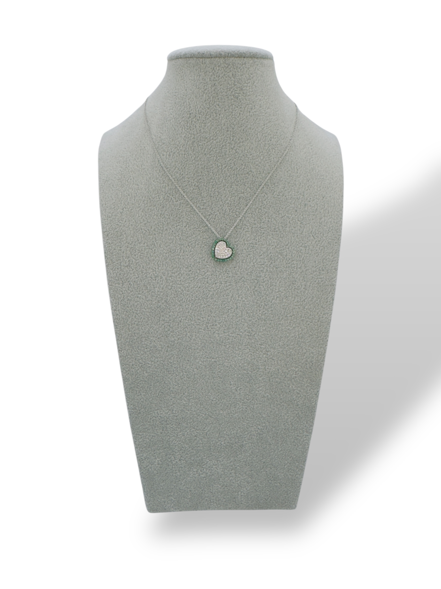 Splendida collana Cuore Smeraldo e Diamanti in Oro 750, un capolavoro di alta gioielleria con smeraldi preziosi. (Vista 2)