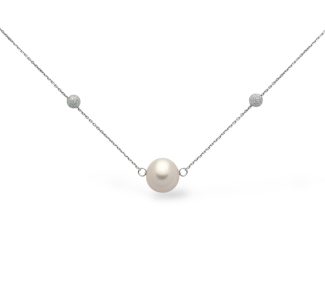 Scopri l'eleganza senza tempo della Collana Miluna in Oro Bianco e Perla, un gioiello di lusso perfetto per un'occasione speciale.