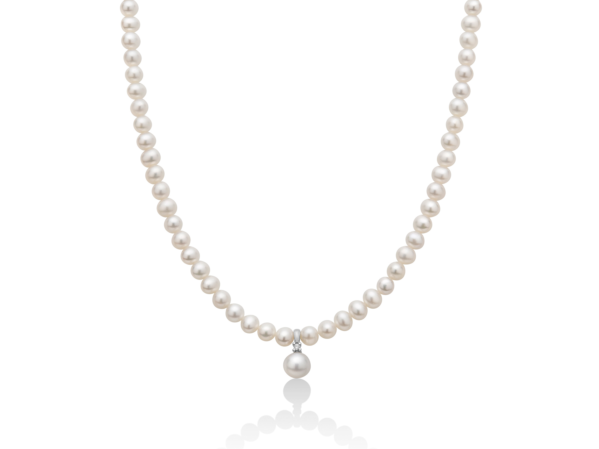 La Collana Miluna Perle e Diamante, un capolavoro di alta gioielleria con diamanti preziosi, esprime l'eleganza in oro 750.