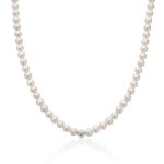La Collana Miluna Perle Naturali in Oro 750 è un gioiello di lusso che incarna l'eleganza e la raffinatezza, perfetto per un'idea regalo preziosa.