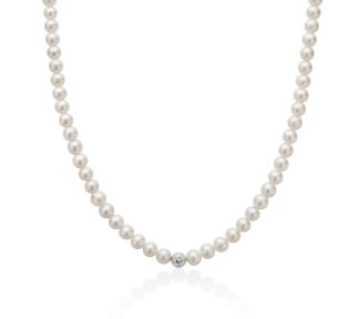 La Collana Miluna Perle Naturali in Oro 750 è un gioiello di lusso che incarna l'eleganza e la raffinatezza, perfetto per un'idea regalo preziosa.