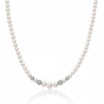 Scopri l'eleganza senza tempo della Collana Miluna Perle d'Oro 750, un gioiello di lusso che incarna la raffinatezza e la bellezza delle perle preziose.