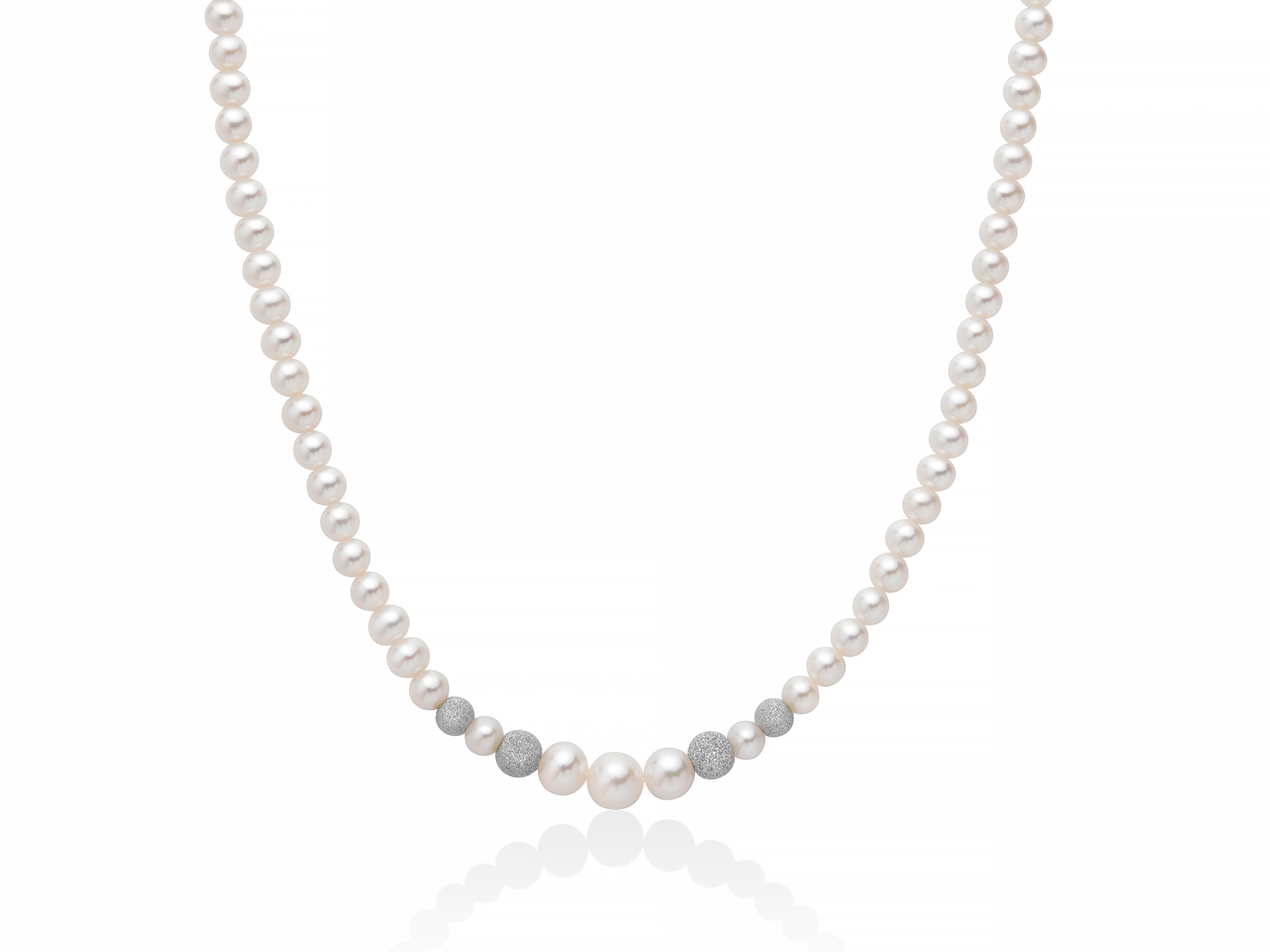 Scopri l'eleganza senza tempo della Collana Miluna Perle d'Oro 750, un gioiello di lusso che incarna la raffinatezza e la bellezza delle perle preziose.