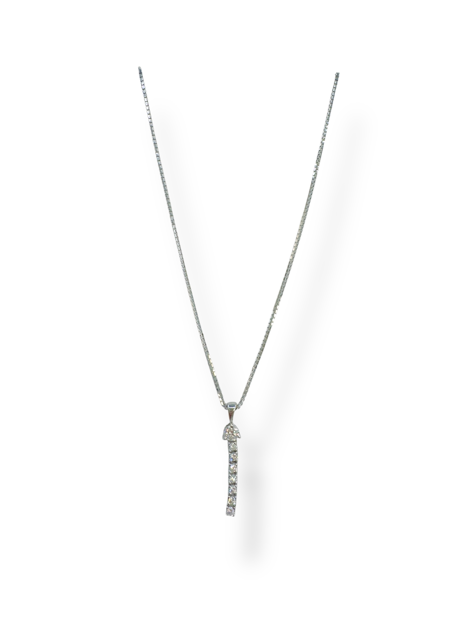 Splendida collana in oro 750 con diamanti Davite&Delucchi, un gioiello di lusso perfetto per un'idea regalo preziosa.