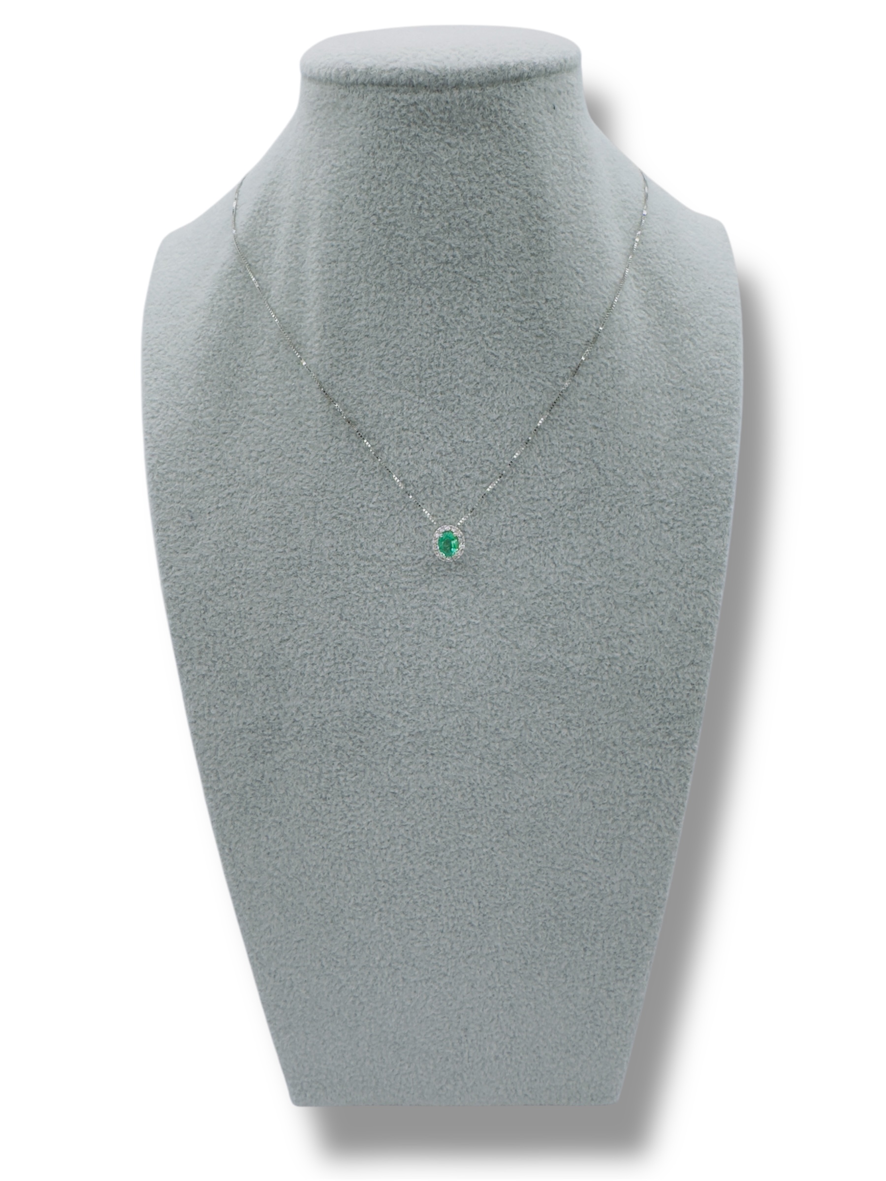 Collana Smeraldo e Diamanti in Oro Bianco 750 - Davite&Delucchi | Gioielleria Patricia Oro Splendida collana Davite&Delucchi in oro bianco 750 con smeraldi e diamanti, un capolavoro di alta gioielleria.