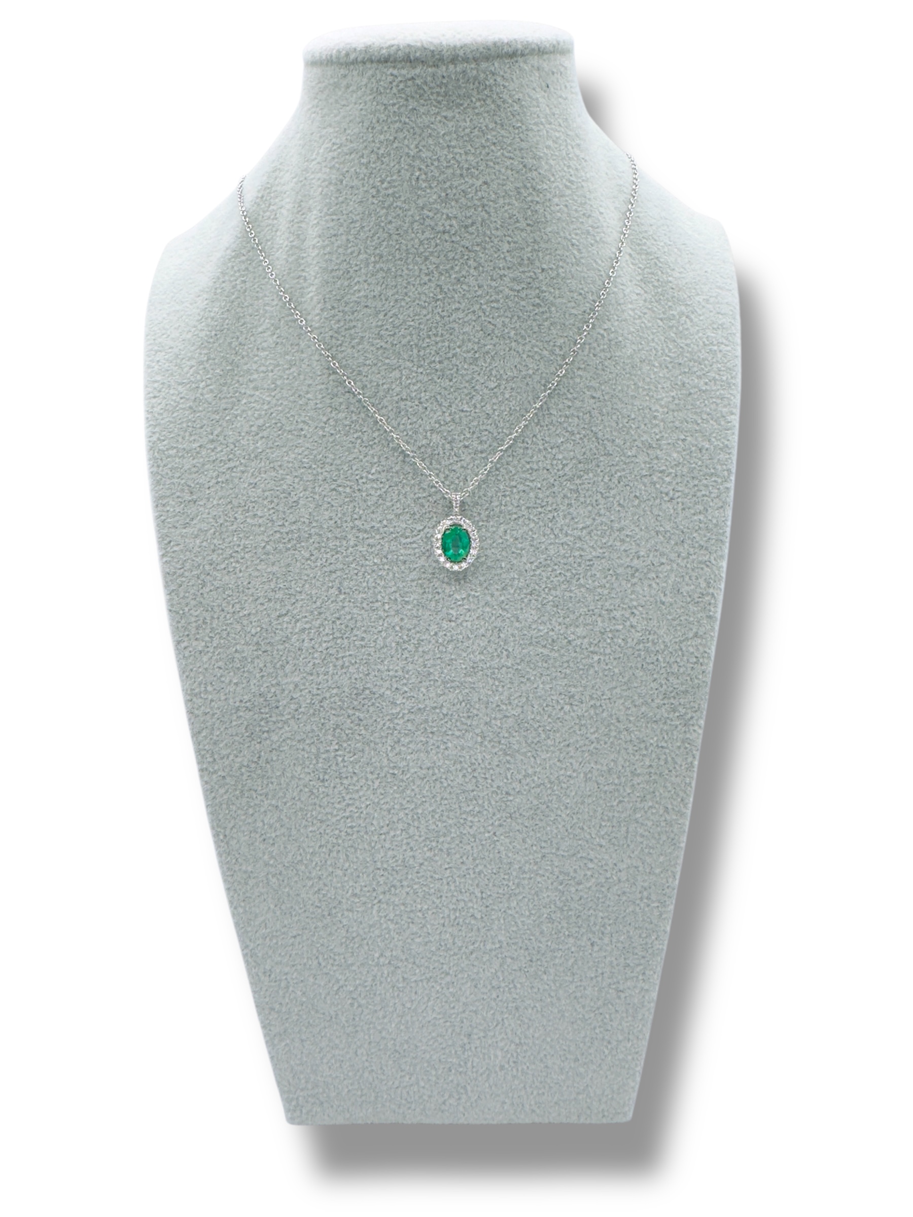 Collana Smeraldo e Diamanti in Oro Bianco 750 - Davite&Delucchi | Gioielleria Patricia Oro Splendida collana Davite&Delucchi in oro bianco 750 con smeraldo e diamanti, un capolavoro di alta gioielleria.