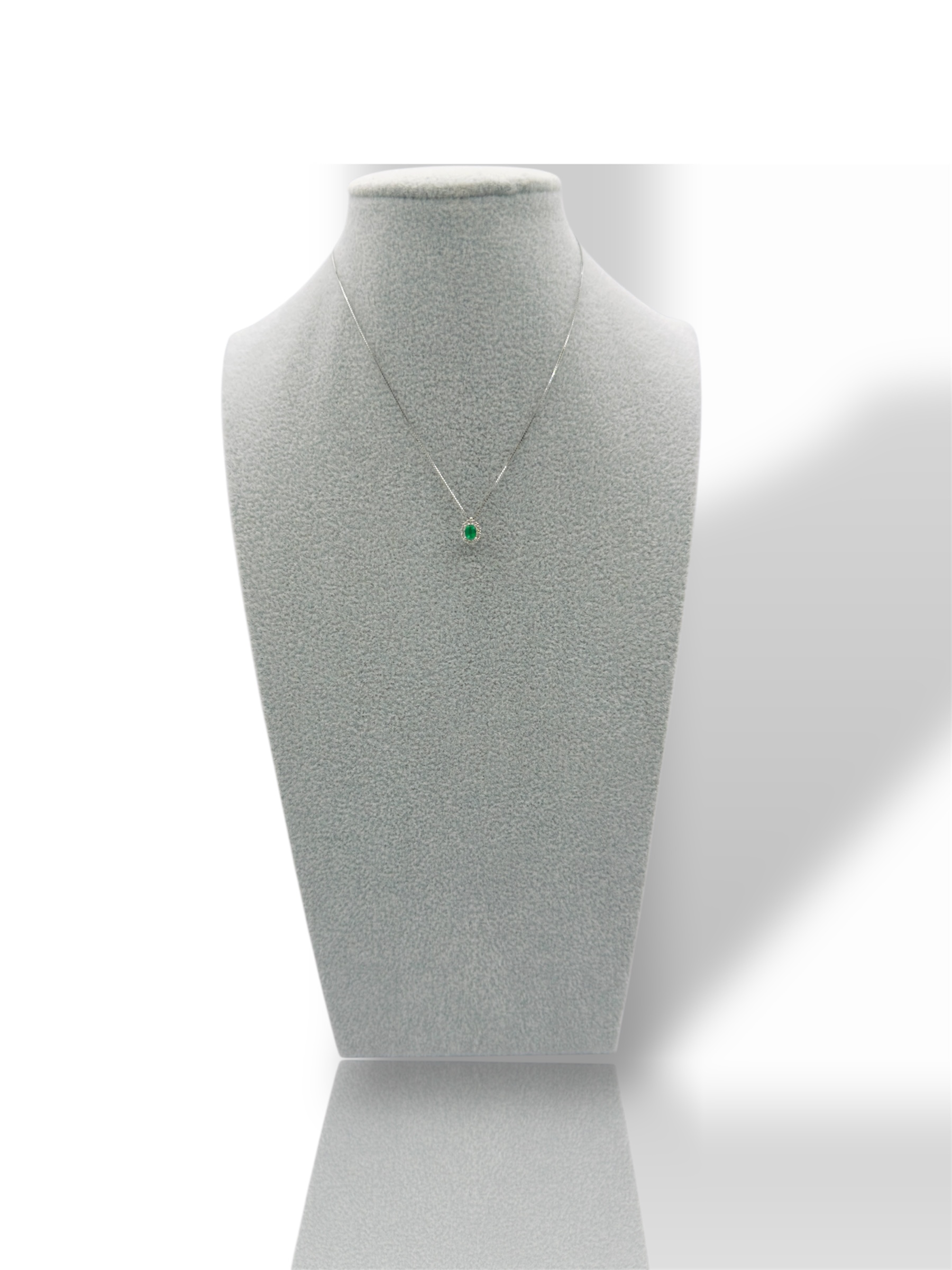 Splendida collana Davite&Delucchi in oro bianco 750 con smeraldo e diamanti, un capolavoro di alta gioielleria.