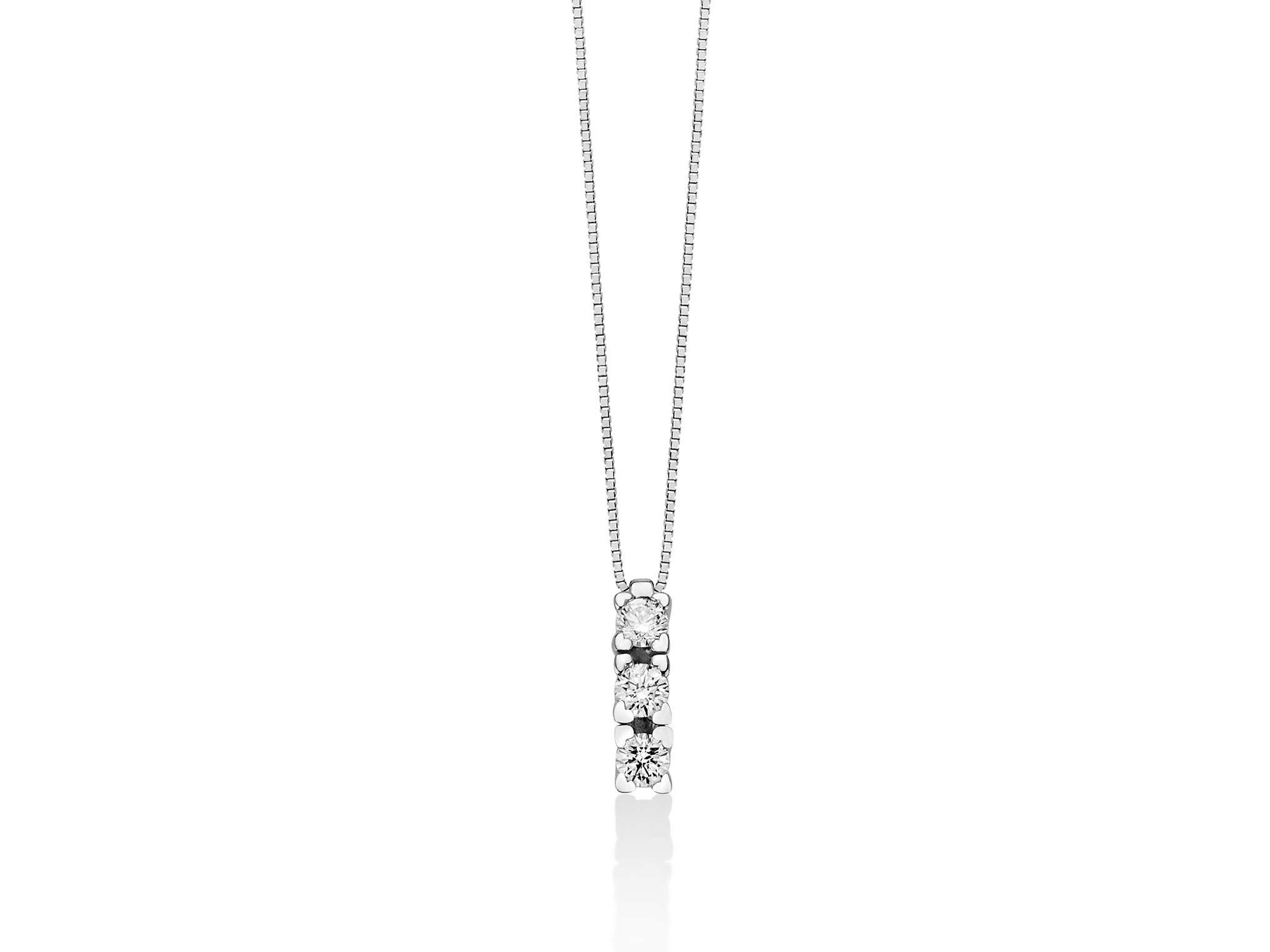 La Collana Trilogy Miluna in oro bianco e diamanti: un gioiello di lusso che incarna l'eleganza senza tempo, perfetto per chi cerca un'idea regalo preziosa.