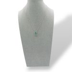 Splendida Collana Trilogy Smeraldo e Diamanti, un capolavoro di alta gioielleria con smeraldi preziosi.