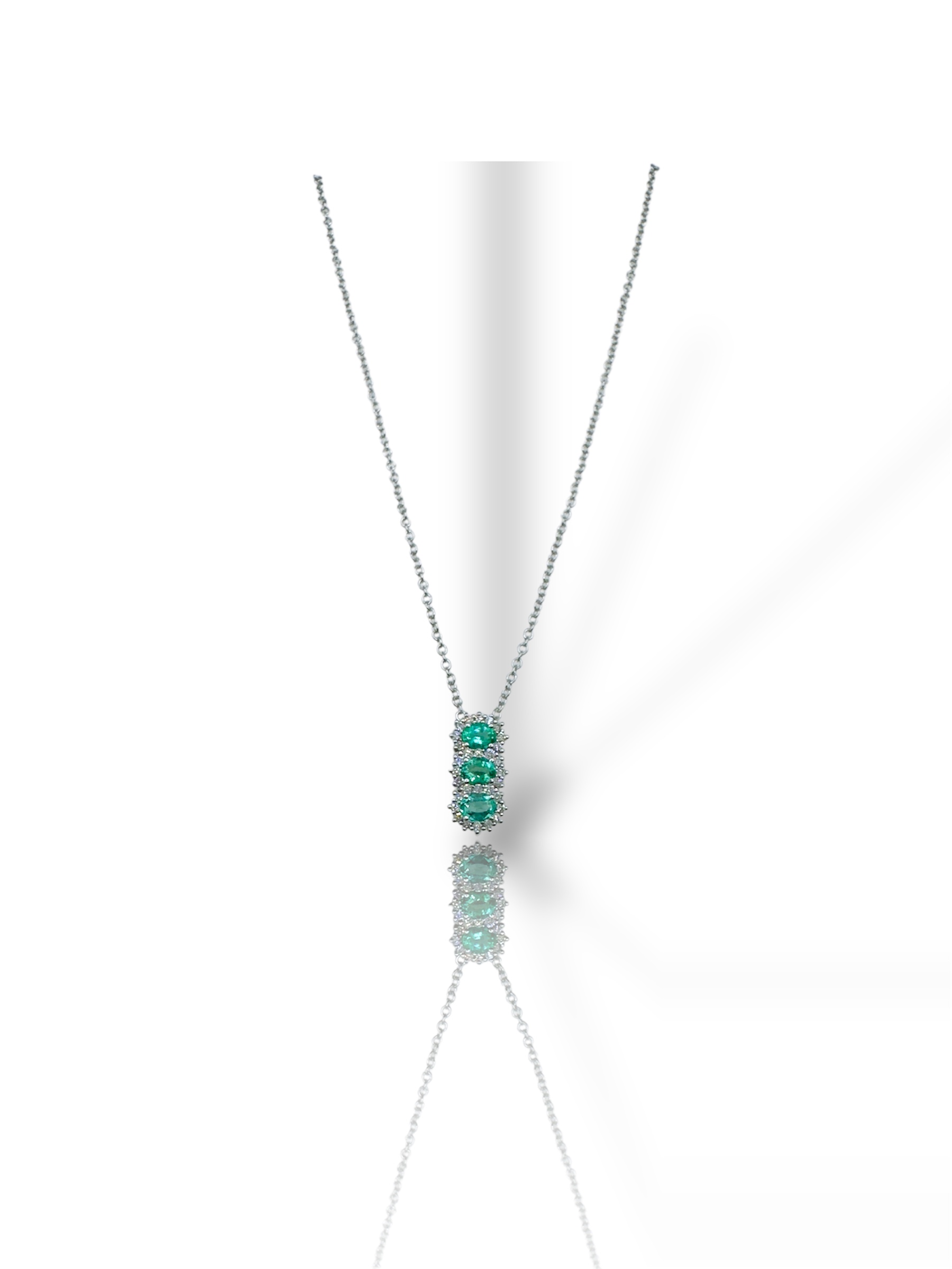 Splendida Collana Trilogy Smeraldo e Diamanti, un capolavoro di alta gioielleria con smeraldi preziosi. (Vista 2)