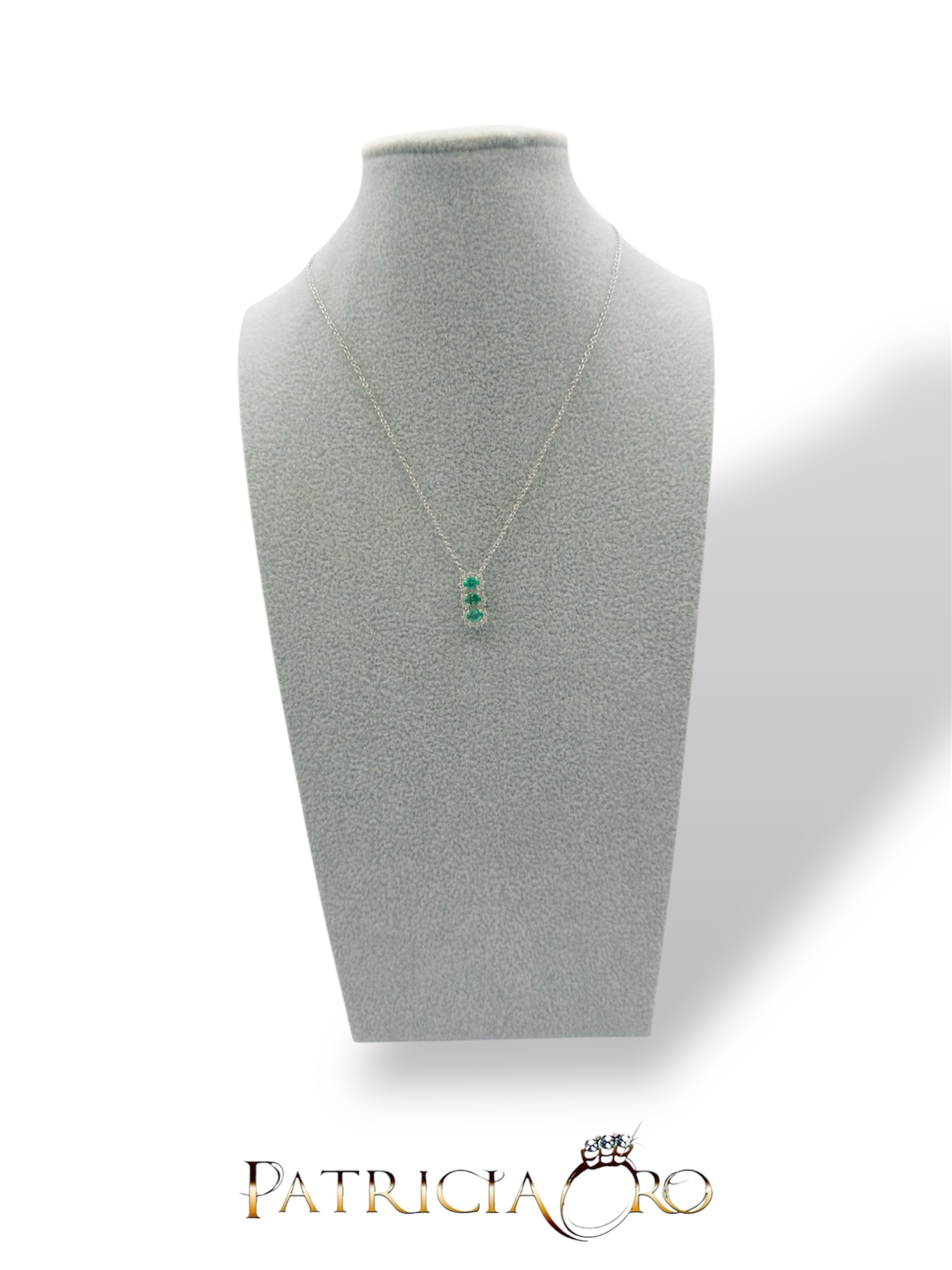 Splendida Collana Trilogy Smeraldo e Diamanti, un capolavoro di alta gioielleria con smeraldi preziosi.