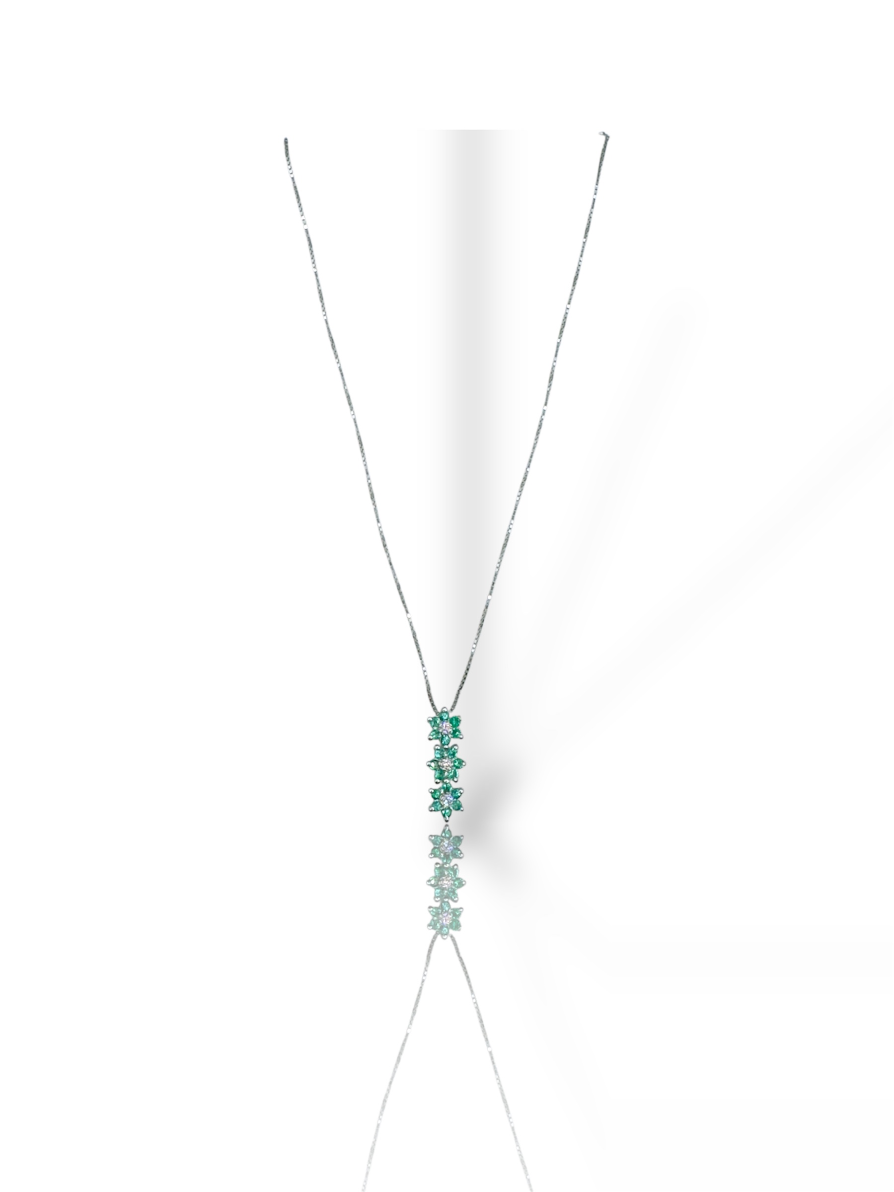 Splendida Collana Trilogy Smeraldo e Diamanti in Oro Bianco 750: un capolavoro di alta gioielleria con smeraldi preziosi. (Vista 2)