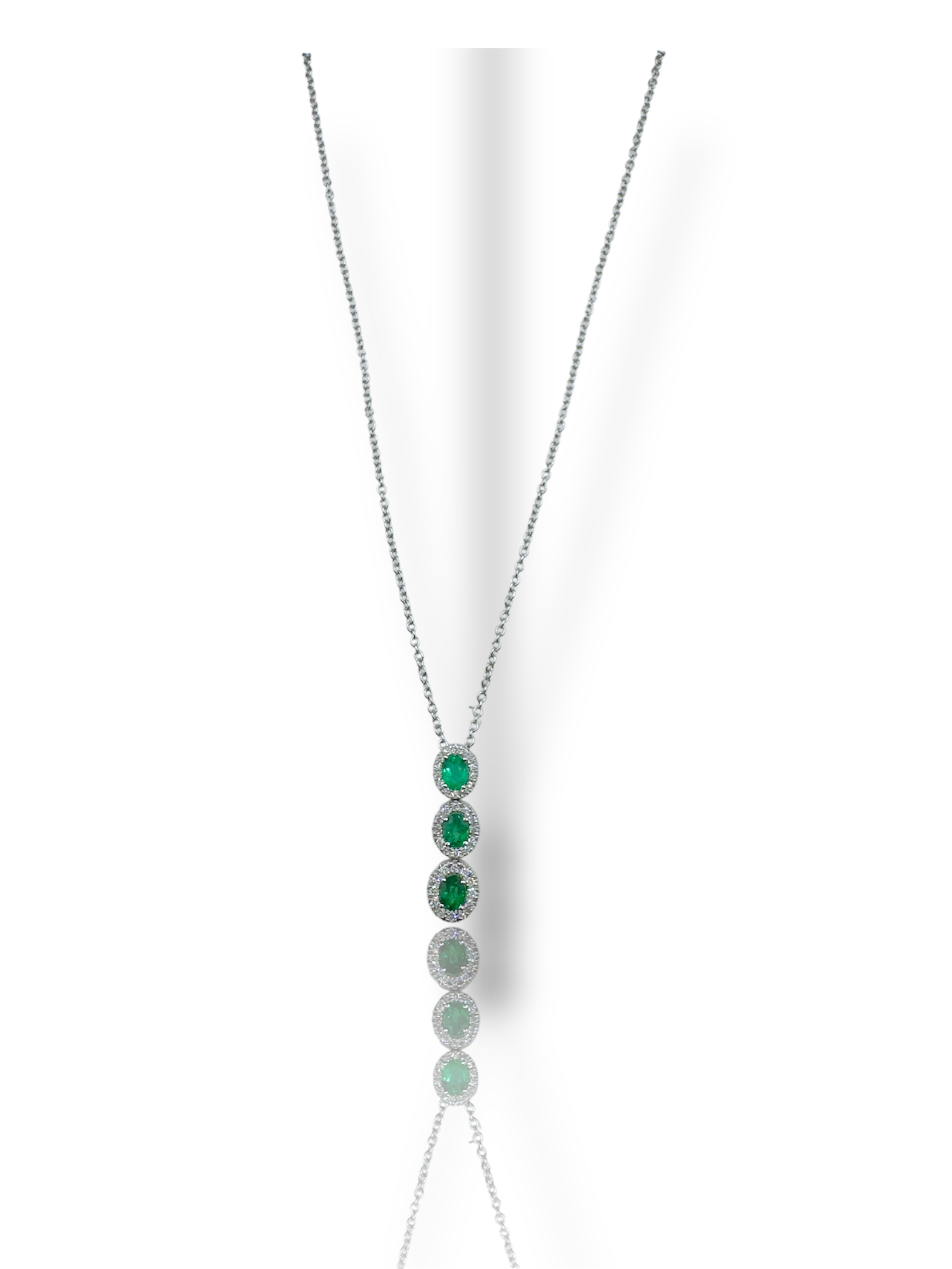 La Collana Trilogy Smeraldo e Diamanti in Oro Bianco 750, un capolavoro di alta gioielleria con smeraldi preziosi e diamanti scintillanti, ideale come idea regalo. (Vista 2)