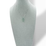 Splendida Collana Trilogy Smeraldo e Diamanti in Oro Bianco 750: un capolavoro di alta gioielleria con smeraldi preziosi.