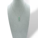 La Collana Trilogy Smeraldo e Diamanti in Oro Bianco 750, un capolavoro di alta gioielleria con smeraldi preziosi e diamanti scintillanti, ideale come idea regalo.