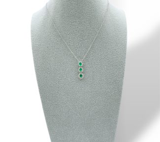 La Collana Trilogy Smeraldo e Diamanti in Oro Bianco 750, un capolavoro di alta gioielleria con smeraldi preziosi e diamanti scintillanti, ideale come idea regalo.
