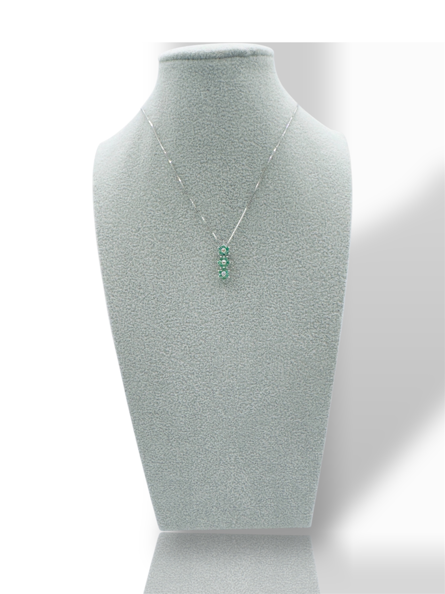 Splendida Collana Trilogy Smeraldo e Diamanti in Oro Bianco 750: un capolavoro di alta gioielleria con smeraldi preziosi.