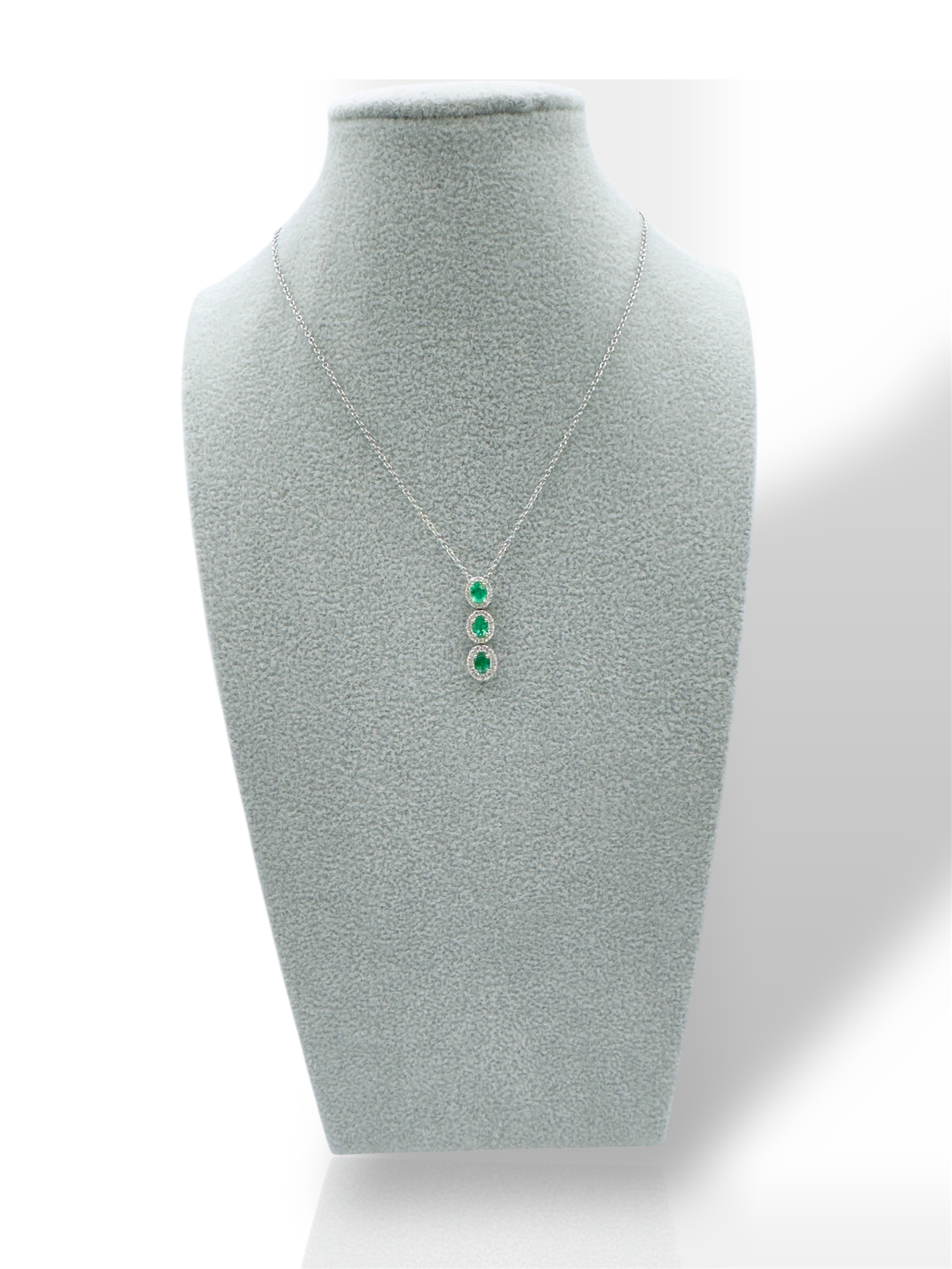 La Collana Trilogy Smeraldo e Diamanti in Oro Bianco 750, un capolavoro di alta gioielleria con smeraldi preziosi e diamanti scintillanti, ideale come idea regalo.