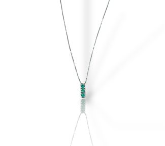 Collana Trilogy Smeraldo e Oro Bianco 750: un capolavoro di alta gioielleria con smeraldi preziosi. (Vista 2)