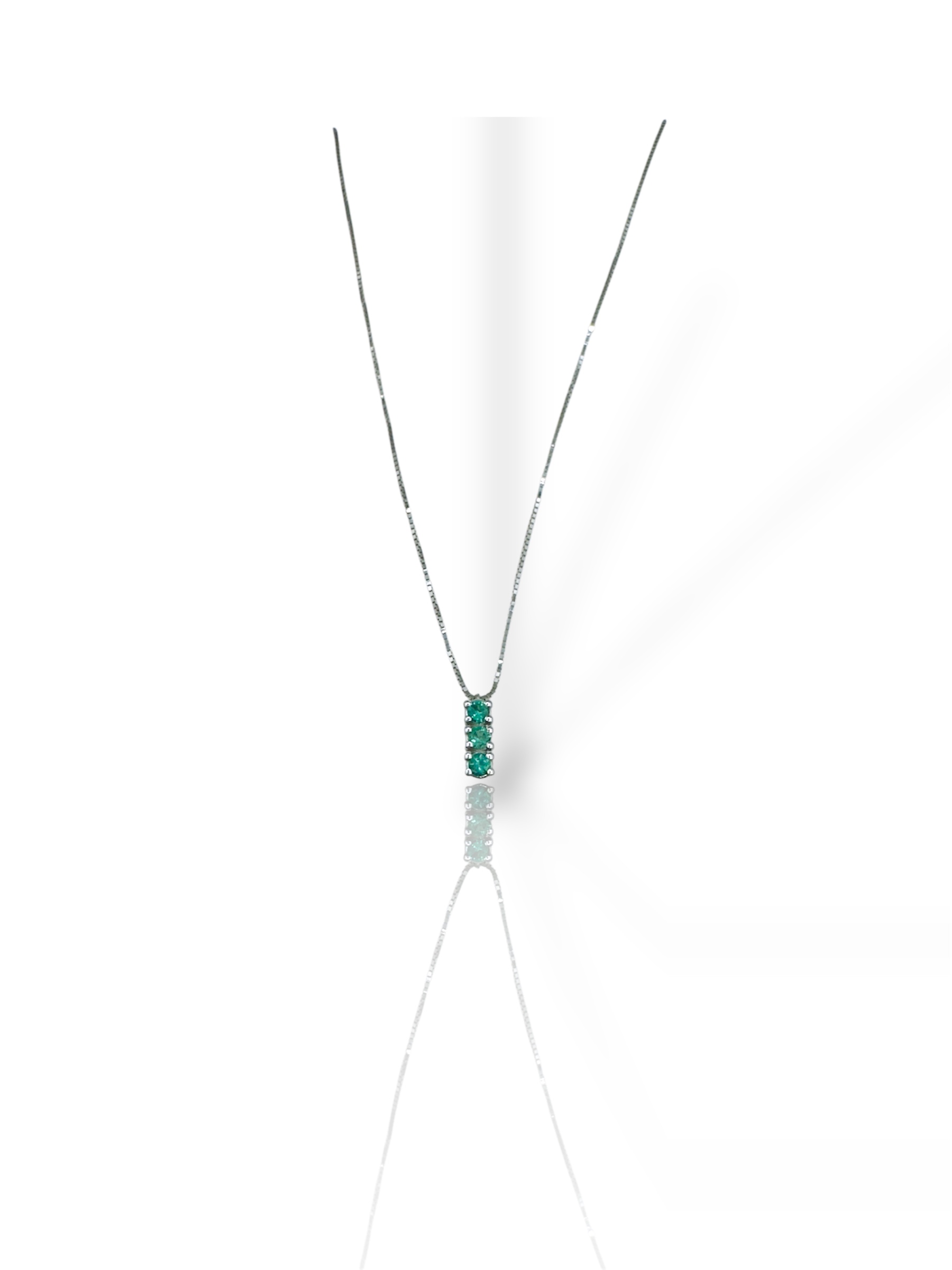 Collana Trilogy Smeraldo e Oro Bianco 750: un capolavoro di alta gioielleria con smeraldi preziosi. (Vista 2)