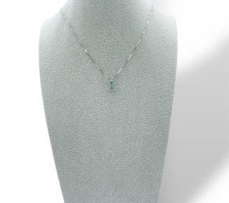 Collana Trilogy Smeraldo e Oro Bianco 750: un capolavoro di alta gioielleria con smeraldi preziosi.