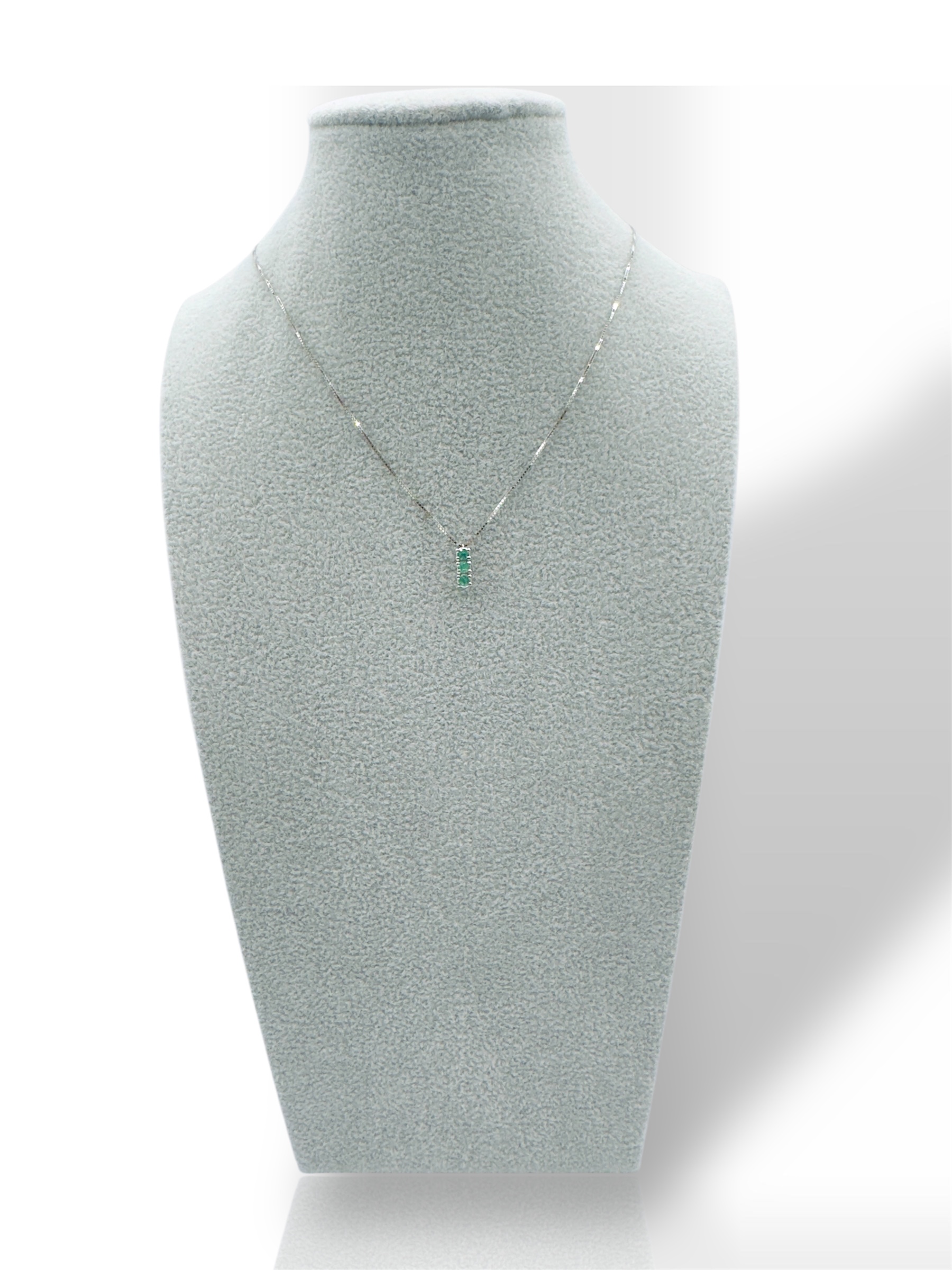 Collana Trilogy Smeraldo e Oro Bianco 750: un capolavoro di alta gioielleria con smeraldi preziosi.