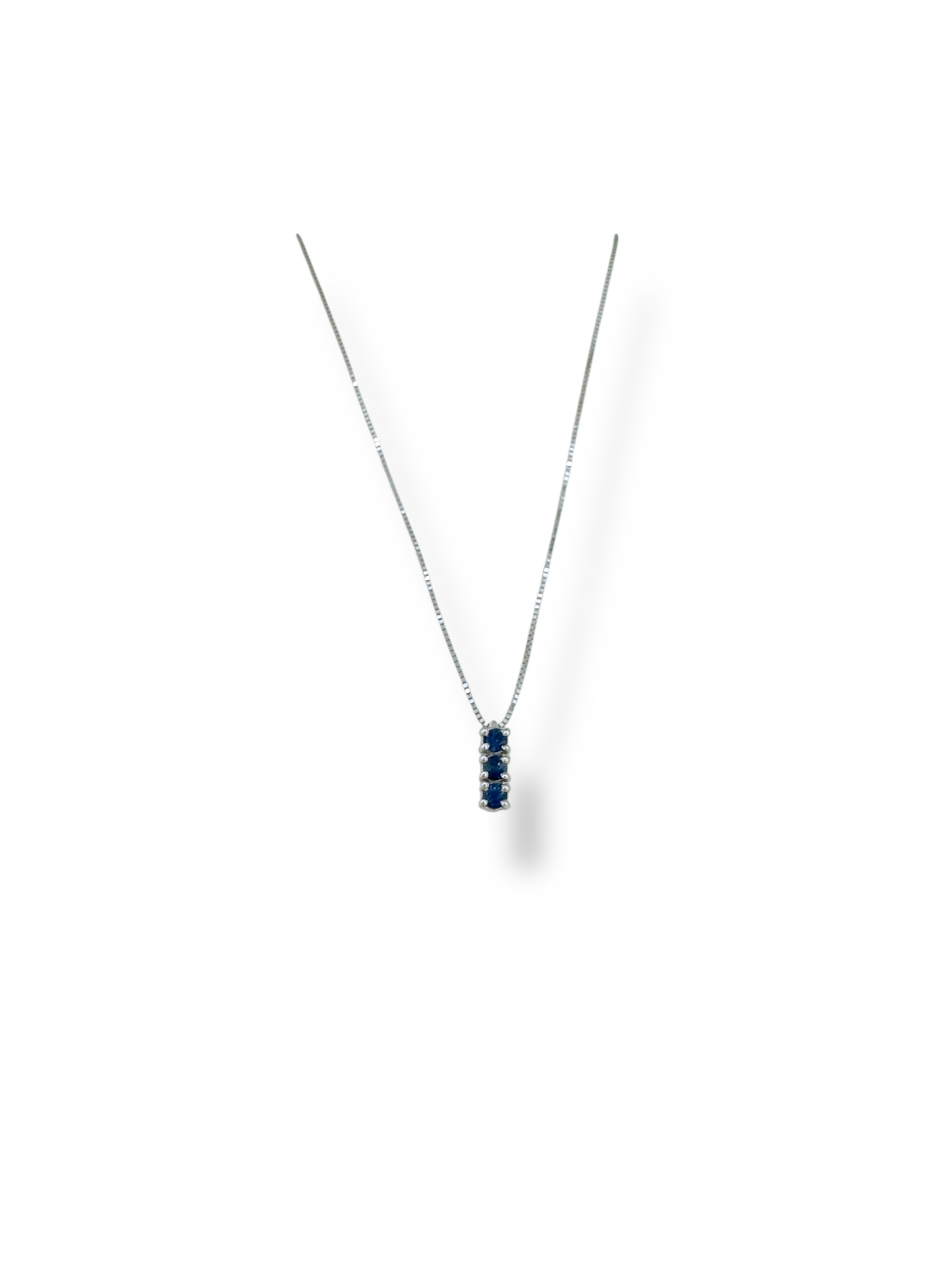 Splendida Collana Trilogy di Zaffiro in Oro 750, un gioiello di lusso firmato Davite&Delucchi, perfetto per un'occasione speciale. (Vista 2)