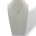 Splendida Collana Trilogy di Zaffiro in Oro 750, un gioiello di lusso firmato Davite&Delucchi, perfetto per un'occasione speciale.