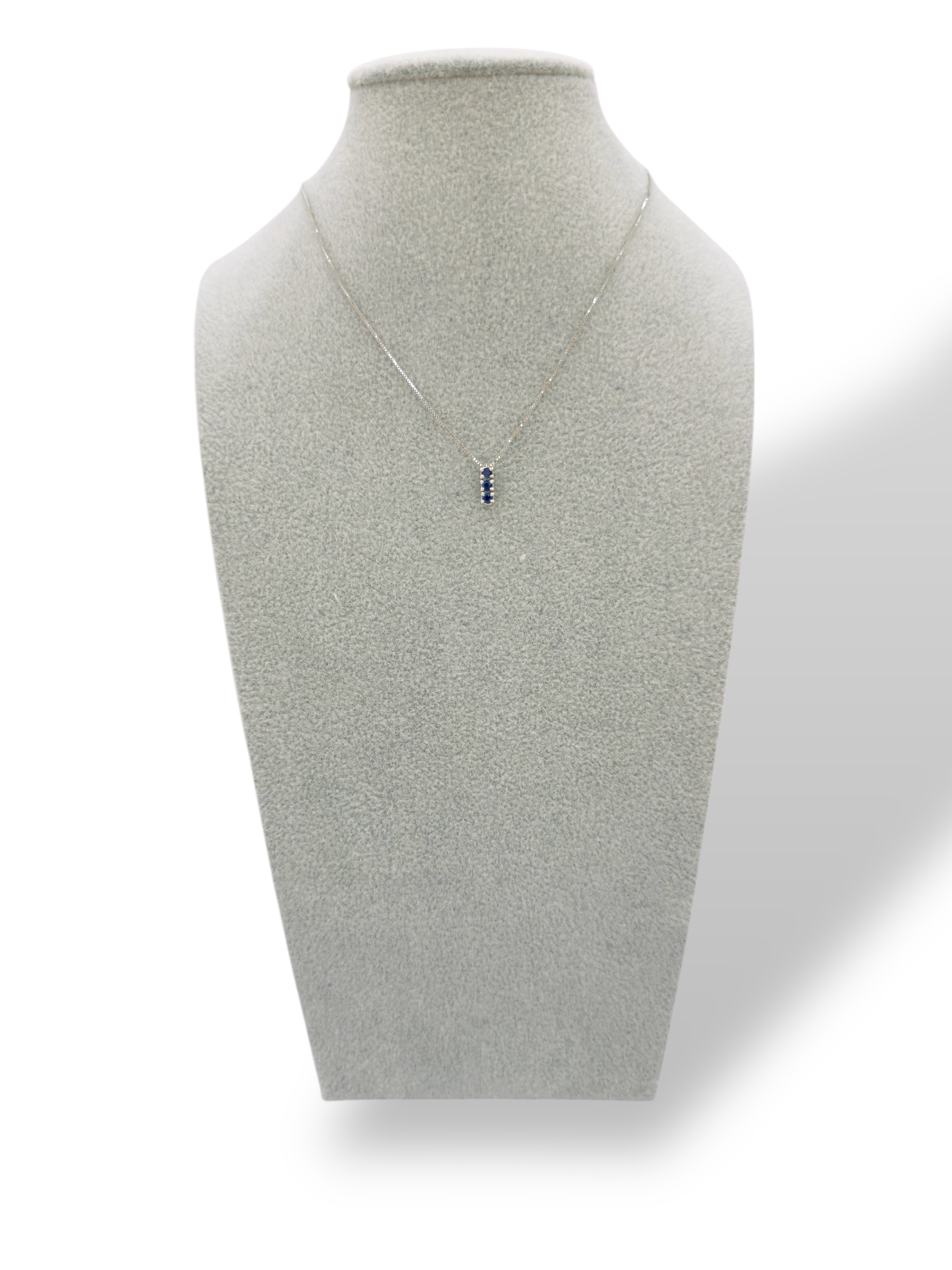 Splendida Collana Trilogy di Zaffiro in Oro 750, un gioiello di lusso firmato Davite&Delucchi, perfetto per un'occasione speciale.