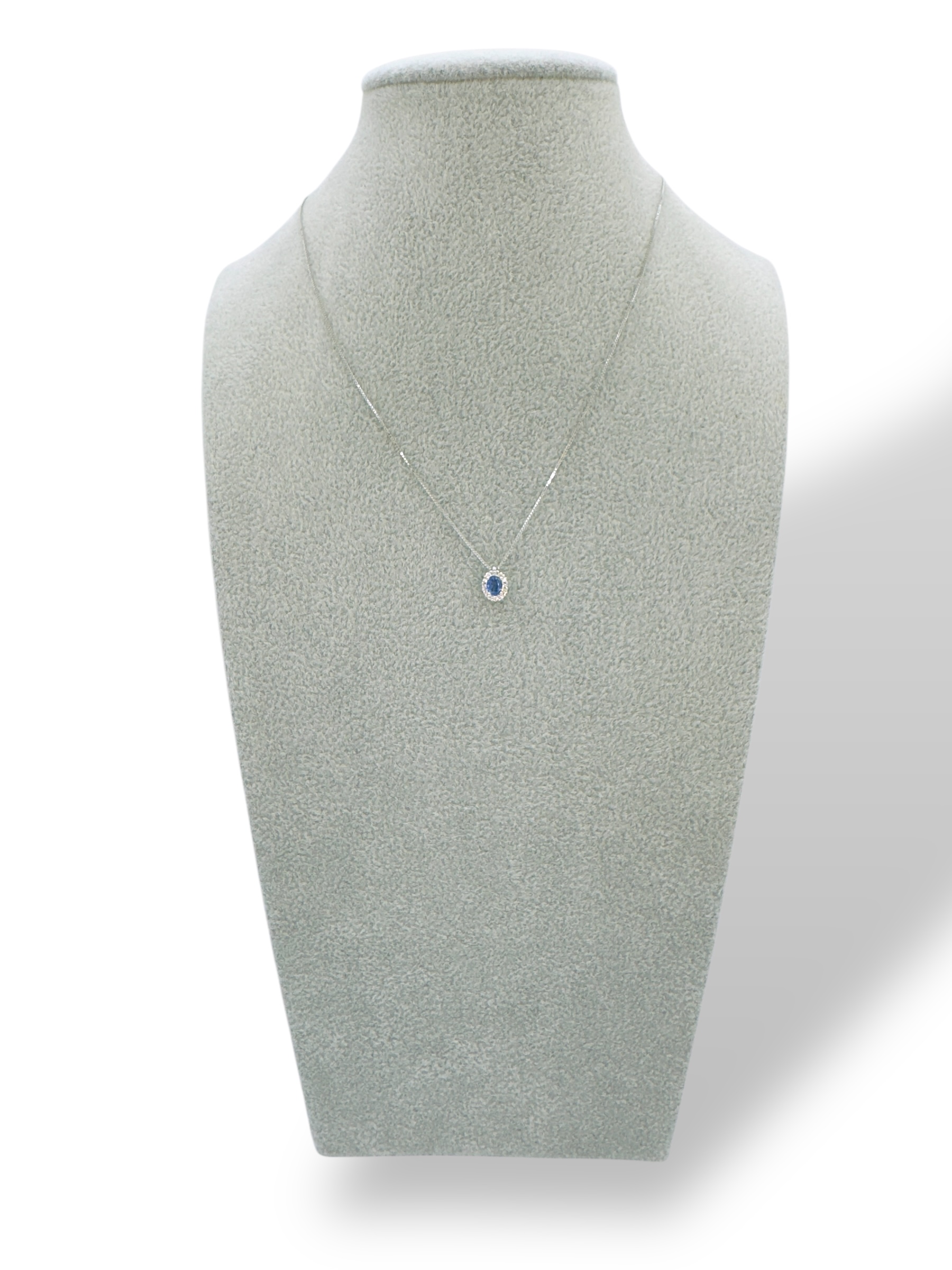 Splendida collana Davite&Delucchi in oro 750 con zaffiro e diamanti, un gioiello di lusso per un'eleganza senza tempo.