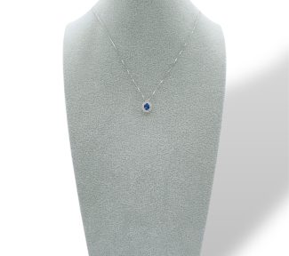 Splendida Collana Zaffiro e Diamanti in Oro 750, un gioiello di lusso firmato Davite&Delucchi, perfetto per un'occasione speciale.