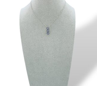 Splendida collana Davite&Delucchi in oro 750 con zaffiro e diamanti, un gioiello di lusso per un'eleganza senza tempo.