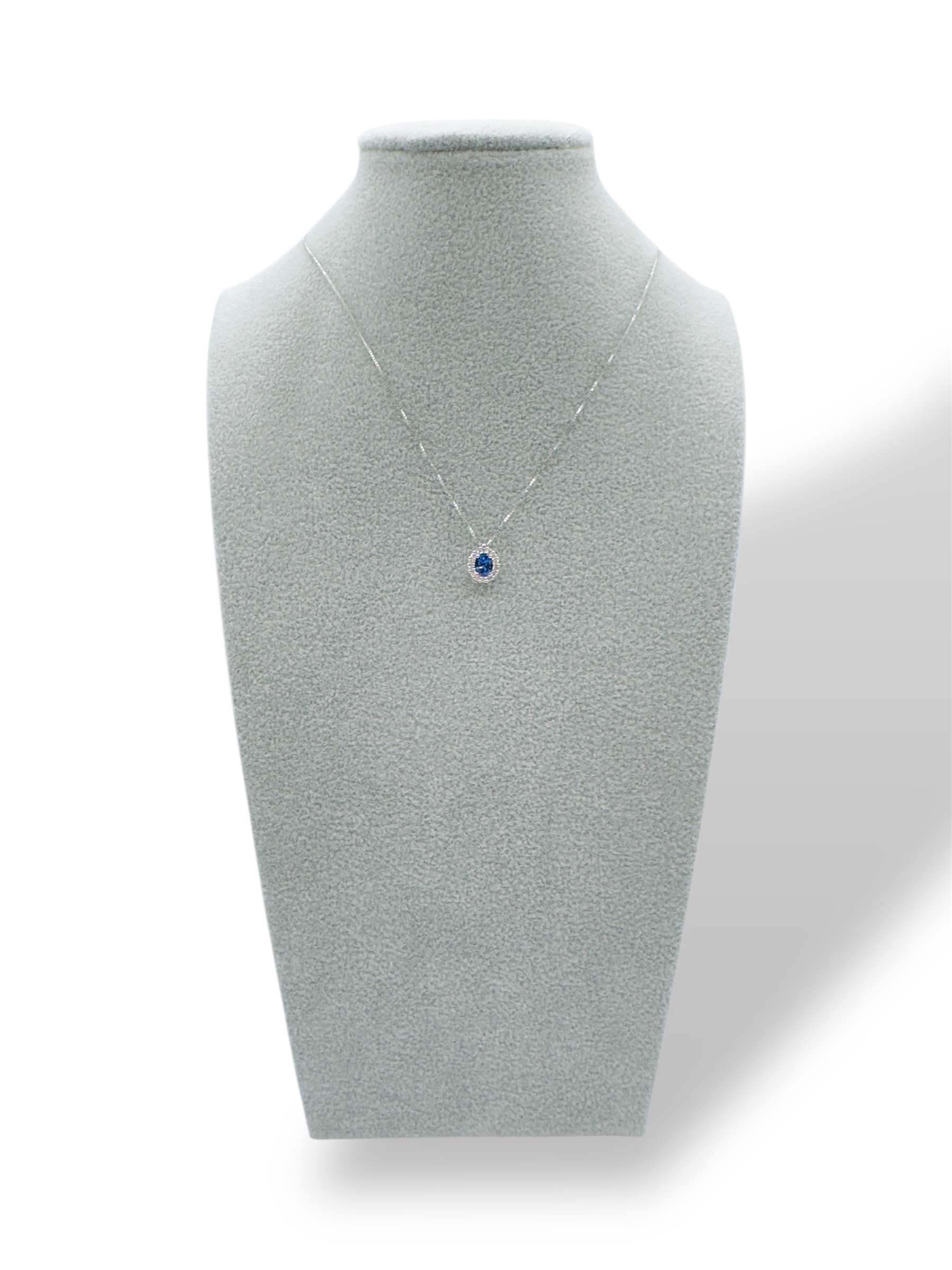 Splendida Collana Zaffiro e Diamanti in Oro 750, un gioiello di lusso firmato Davite&Delucchi, perfetto per un'occasione speciale.