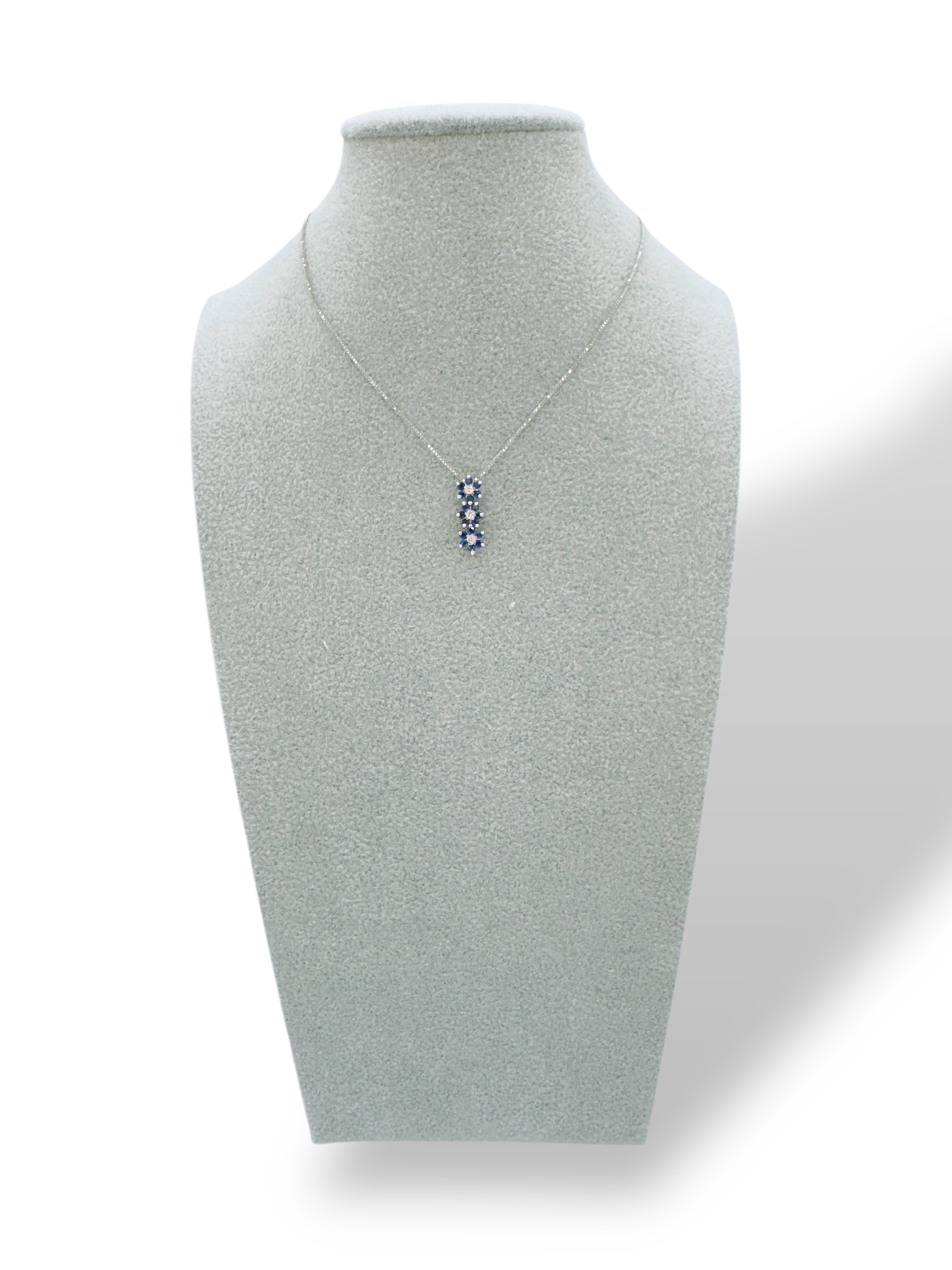 Splendida collana Davite&Delucchi in oro 750 con zaffiro e diamanti, un gioiello di lusso per un'eleganza senza tempo.