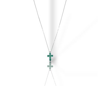 La Croce Smeraldo e Oro Bianco 750, un gioiello di alta oreficeria, è un'esclusiva creazione Davite&Delucchi. Un'idea regalo preziosa per chi ama i gioielli smeraldo. (Vista 2)