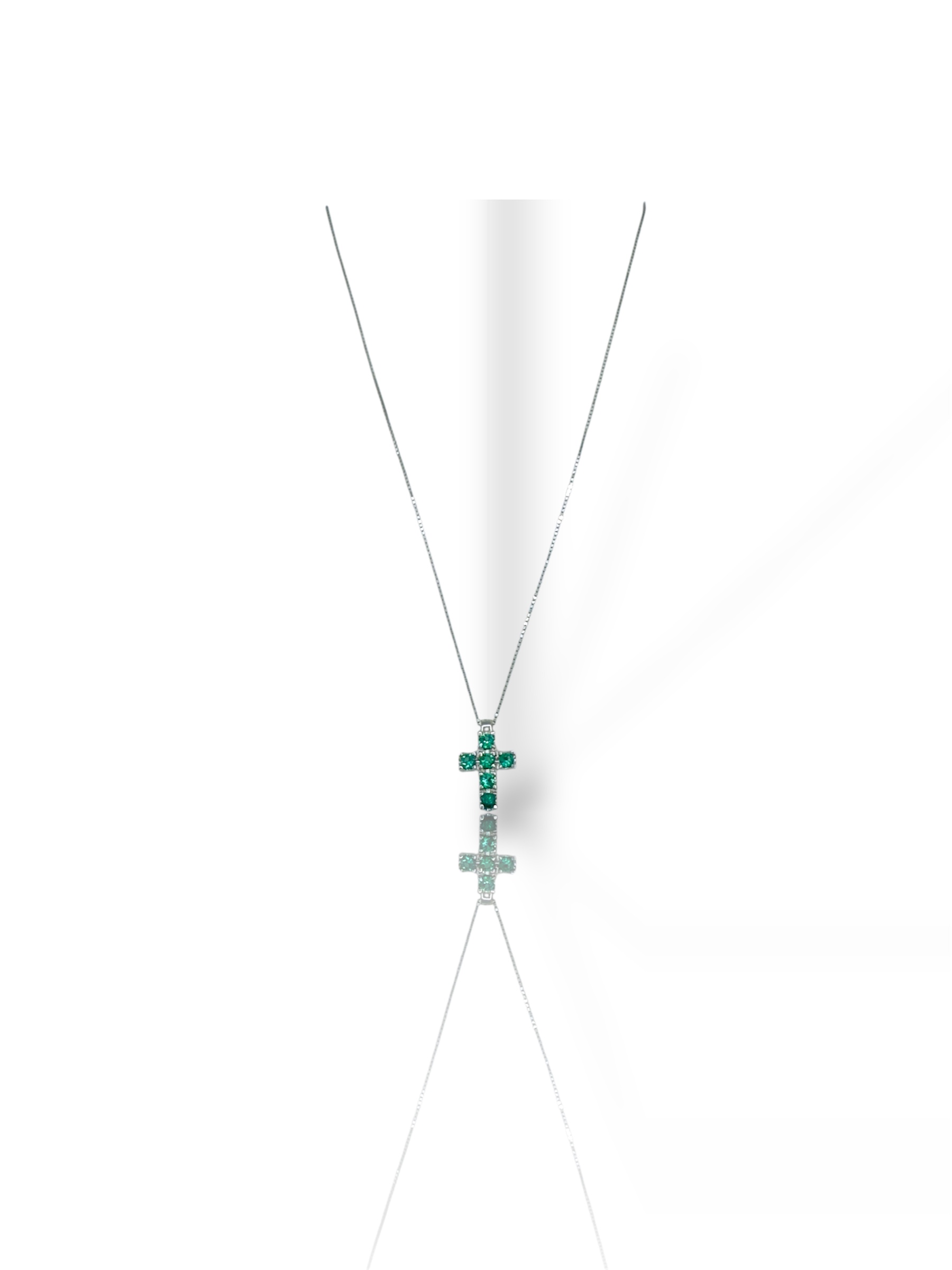 La Croce Smeraldo e Oro Bianco 750, un gioiello di alta oreficeria, è un'esclusiva creazione Davite&Delucchi. Un'idea regalo preziosa per chi ama i gioielli smeraldo. (Vista 2)