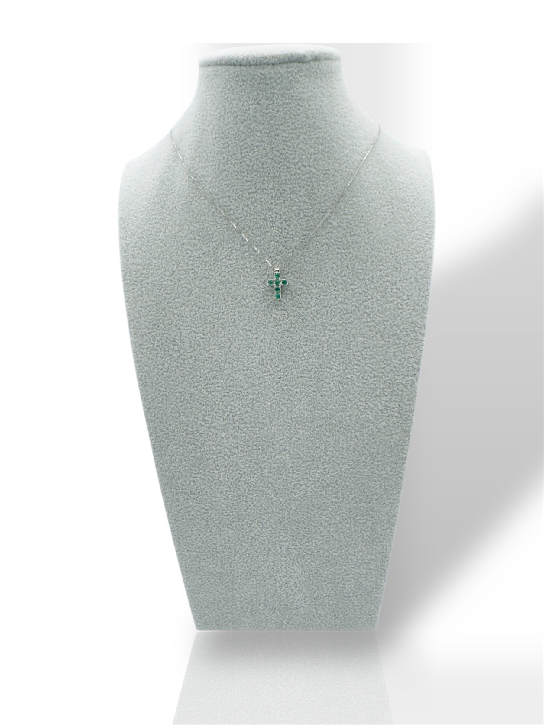 La Croce Smeraldo e Oro Bianco 750, un gioiello di alta oreficeria, è un'esclusiva creazione Davite&Delucchi. Un'idea regalo preziosa per chi ama i gioielli smeraldo.