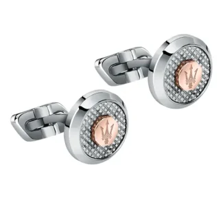 I Gemelli Maserati Jewels, realizzati in acciaio pregiato, incarnano l'eleganza scultorea e rappresentano un'idea regalo preziosa nel mondo dei gioielli di lusso. (Vista 2)