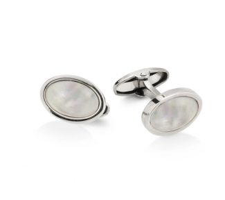 Scopri l'eleganza dei Gemelli UnoAerre in Argento Bianco e Madreperla, un gioiello di lusso perfetto per un'occasione speciale.