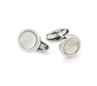 Scopri l'eleganza dei gemelli UnoAerre in argento bianco e madreperla, un gioiello di lusso perfetto per un'occasione speciale.