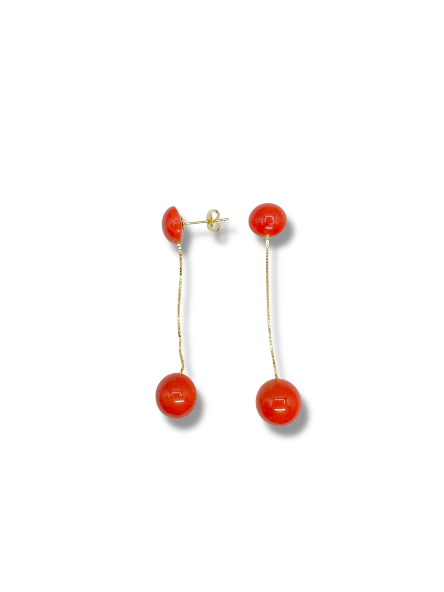 Splendidi orecchini pendenti in oro e corallo, gioielli made in italy di Patricia Oro Creations, un'elegante espressione di alta gioielleria. (Vista 3)