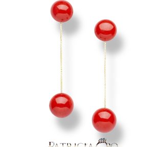 Splendidi orecchini pendenti in oro e corallo, gioielli made in italy di Patricia Oro Creations, un'elegante espressione di alta gioielleria.