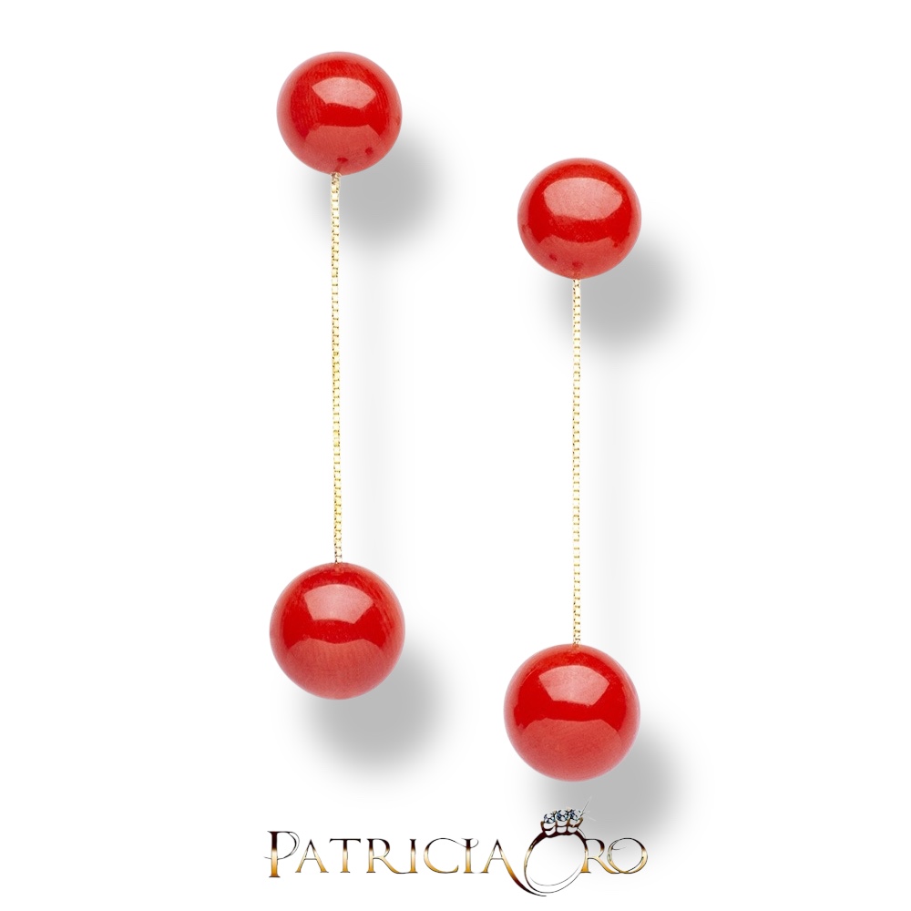 Splendidi orecchini pendenti in oro e corallo, gioielli made in italy di Patricia Oro Creations, un'elegante espressione di alta gioielleria.