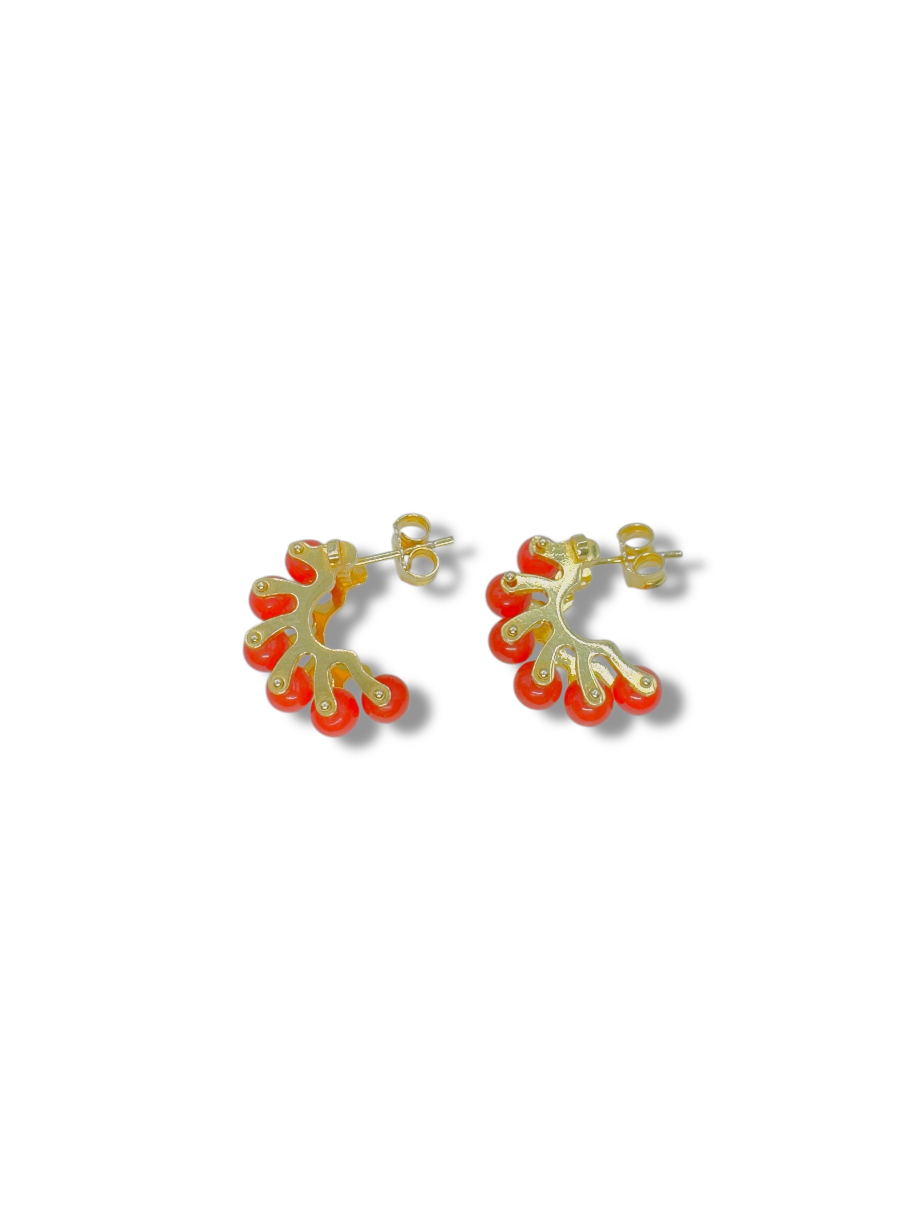 Splendidi orecchini a semicerchio in corallo, gioielli made in italy di Patricia Oro Creations, un'elegante espressione di alta gioielleria. (Vista 2)