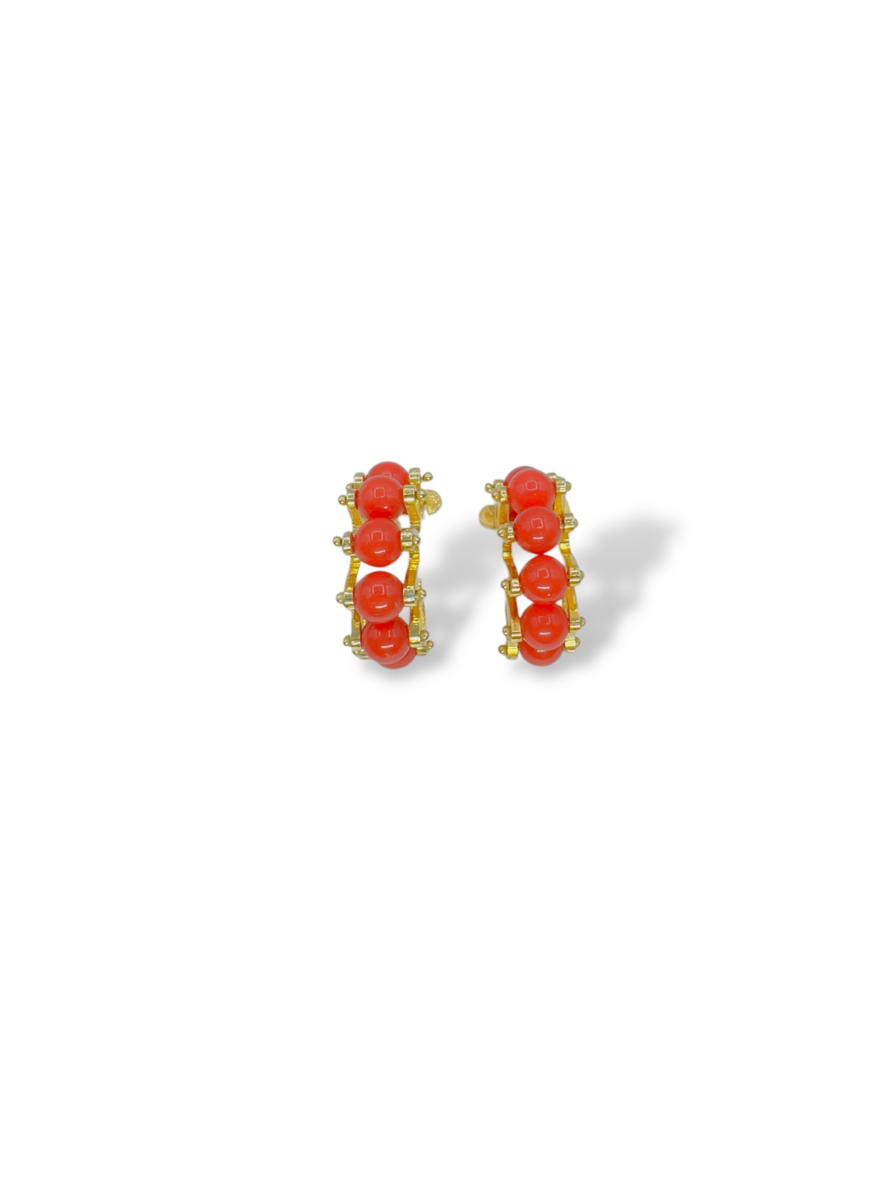 Splendidi orecchini a semicerchio in corallo, gioielli made in italy di Patricia Oro Creations, un'elegante espressione di alta gioielleria.