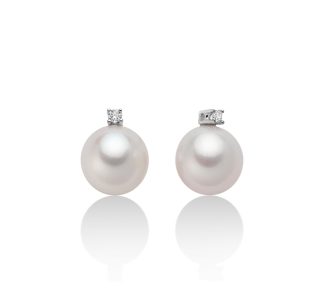 Scopri gli Orecchini Miluna in oro bianco, perle e diamanti, un capolavoro di alta gioielleria. Perfetti per un'idea regalo preziosa o per celebrare un momento speciale.