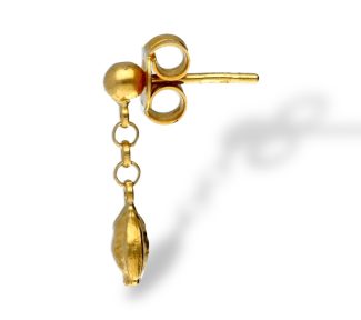 Splendidi orecchini in oro pendenti per bambina, realizzati con maestria artigianale e design italiano. Un gioiello prezioso, perfetto come idea regalo, simbolo di eleganza e raffinatezza. Scopri la qualità dei gioielli made in italy. (Vista 2)