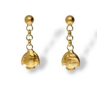 Splendidi orecchini in oro pendenti per bambina, realizzati con maestria artigianale e design italiano. Un gioiello prezioso, perfetto come idea regalo, simbolo di eleganza e raffinatezza. Scopri la qualità dei gioielli made in italy.
